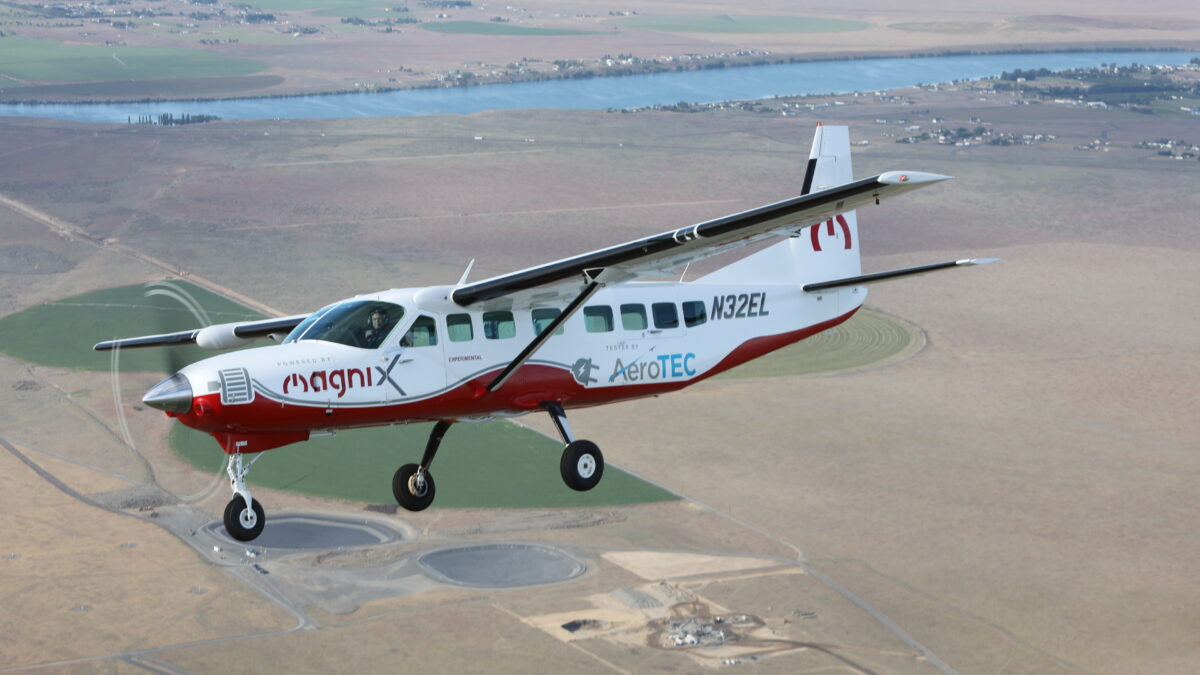 Universal Hydrogen Partners MagniX on Dash 8-300, ATR 42 Retrofit