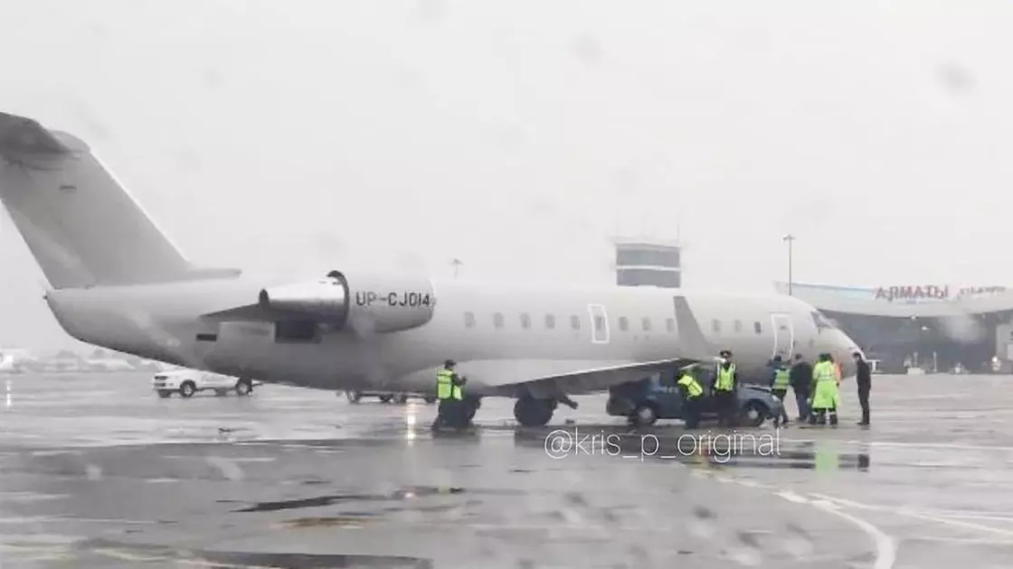 Bombardier CRJ200 Operated by Kazakhstan’s Flyjet.kz Hits Car At Almaty Airport
