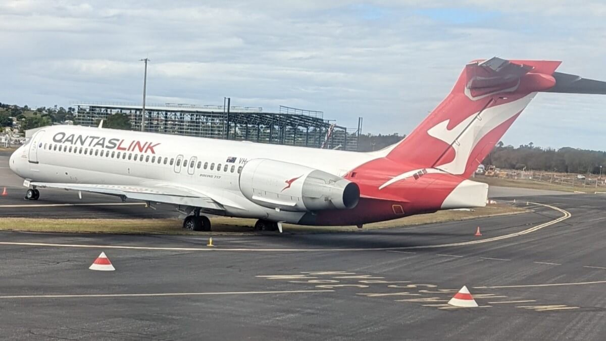 QantasLink Boeing 717 Stuck Due To Taxiway Excursion
